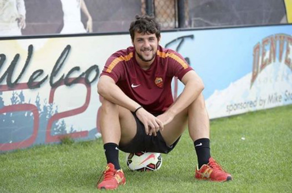 destro_ride_seduto_sul_pallone