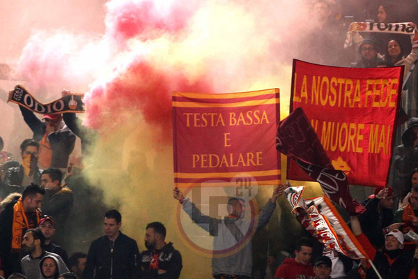 stendardi-curva-roma-fiore-190315-mancini