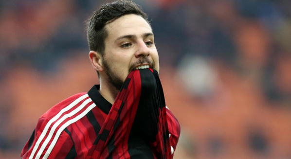 destro-maglia-milan-tra-i-denti