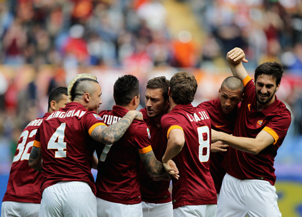 gruppo-esultanza-roma-atalanta-10-04-2015