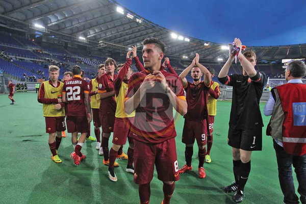 primavera-gruppo-saluta-curva-lr24