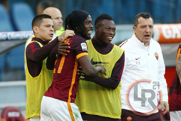 gervinho-esulta-panchina-sadiq-iturbe-roma-lazio-08-11-15