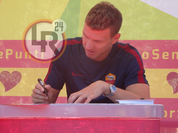 dzeko-firma-autografi-fan-village
