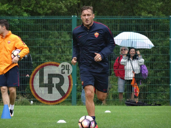 allenamento-differenziato-totti-pallone