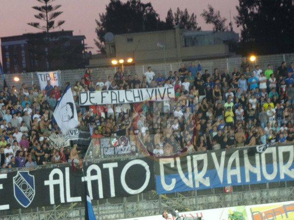 de-falchi-vive-2-striscione-latina