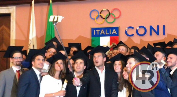 totti-selfie-con-studenti-lr24