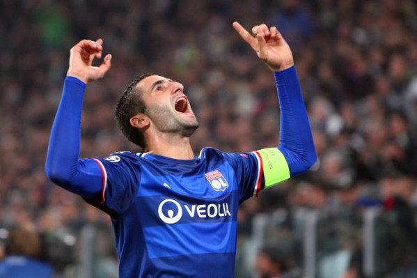 gonalons-esulta-maglia-lione-blu