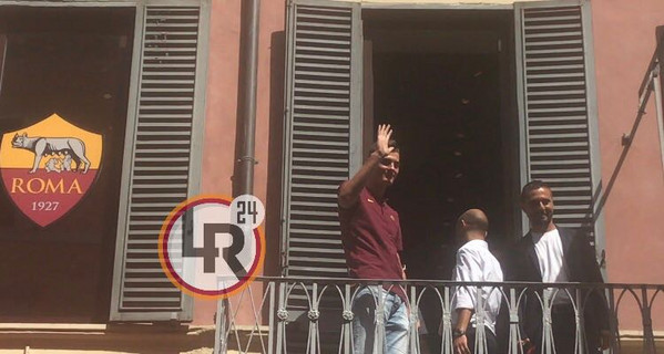 schick-saluto-balcone