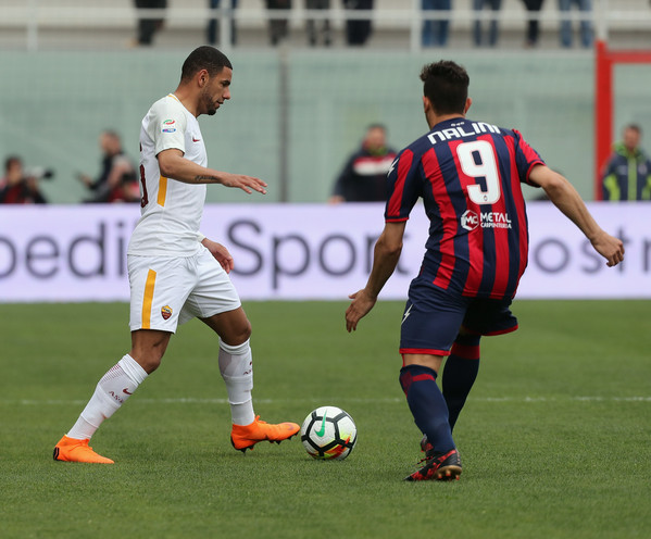 fc-crotone-v-as-roma-serie-a-45