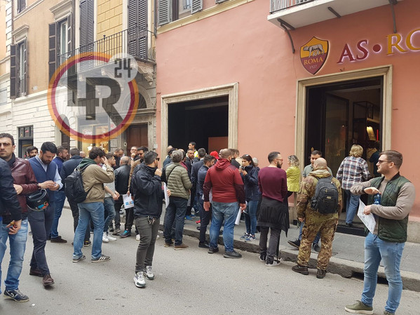 roma-store-via-corso-file-per-liverpool-roma