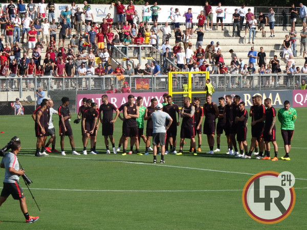 squadra-a-centrocampo-con-di-francesco-tre-fontane