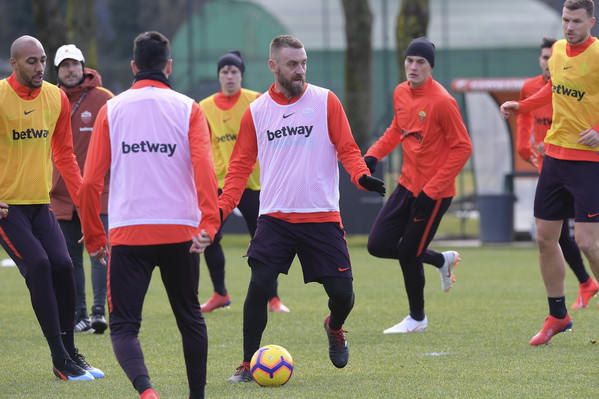 as-roma-seduta-di-allenamento-al-centro-sportivo-di-trigoria-16
