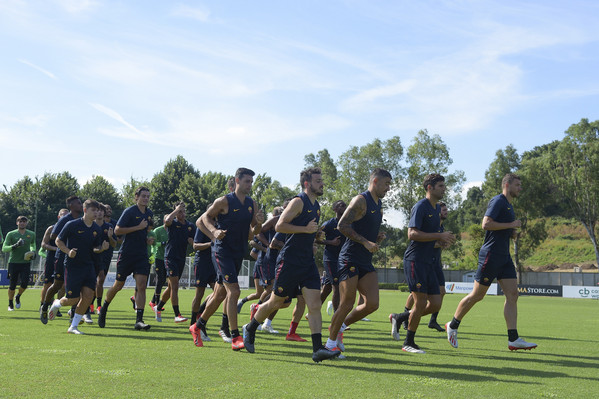 as-roma-seduta-di-allenamento-mattuttina-al-centro-sportivo-di-trigoria-14