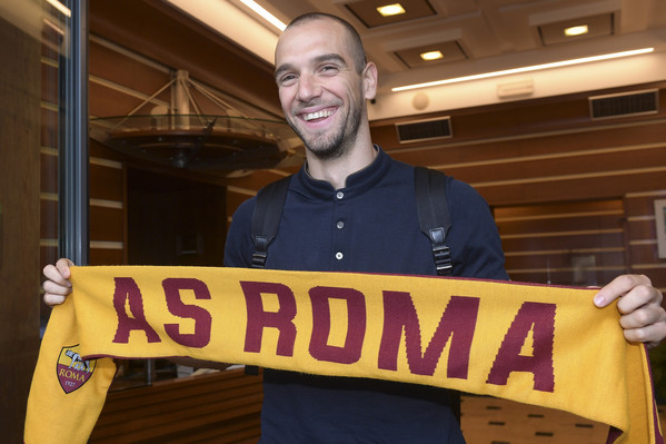 as-roma-larrivo-di-pau-lopez-allaeroporto-di-fiumicino-7