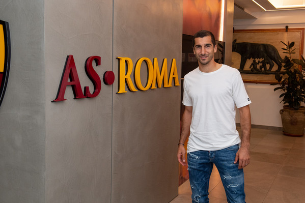 as-roma-henrikh-mkhitaryan-visita-il-centro-sportivo-fulvio-bernardini-4