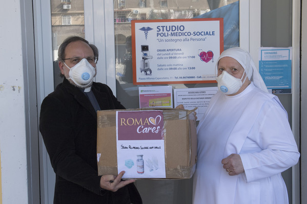 consegna-mascherina-e-amuchina-allo-studio-poli-medico-solidale-piazza-capecelatro-di-roma
