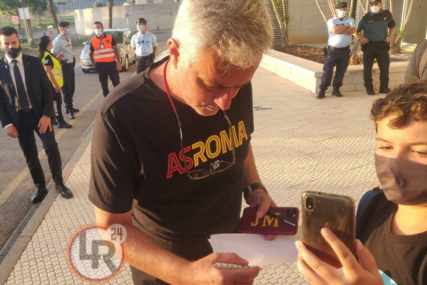 mourinho-autografi-roma-siviglia