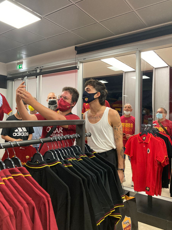 damiano-dei-maneskin-roma-store