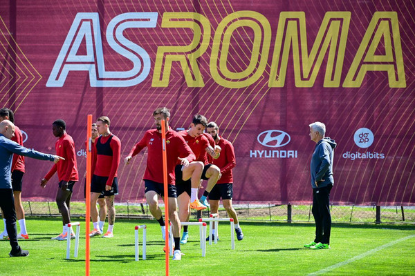 squadra-e-mourinho-trigoria