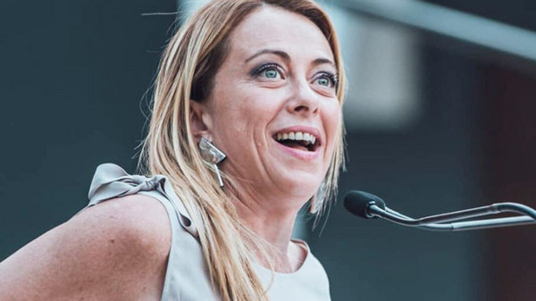 tuttonotizie-avete-mai-visto-giorgia-meloni-in-costume-eccola-in-barca-insieme-al-suo-fidanzato-1068x600