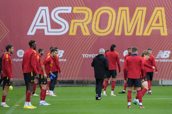 trigoria-squadra-e-mourinho