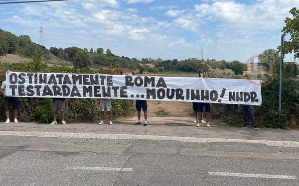 striscione-mourinho-trigoria