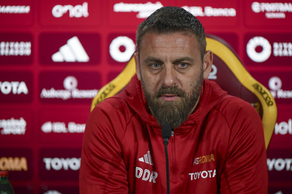 as-roma-training-session-press-conference-5