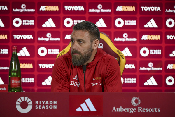 as-roma-training-session-press-conference-7