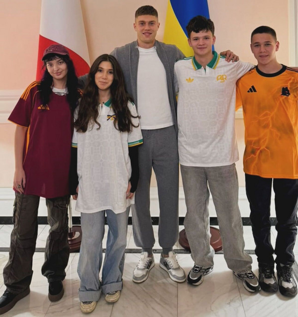 dovbyk-incontro-bambini-ucraini