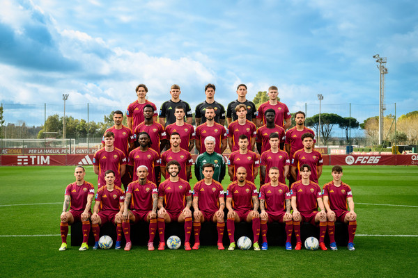 as-roma-foto-di-squadra-2025-26