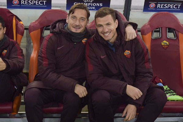 big-totti-dzeko-seduti-vicino-panchina