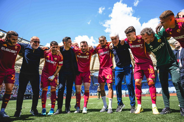 roma-lazio-esultanza-squadra-3