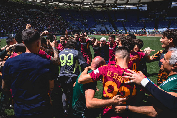 roma-lazio-esultanza-squadra-4