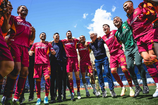 roma-lazio-esultanza-squadra-2