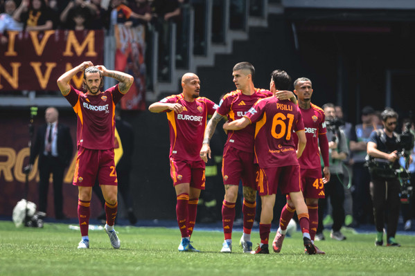 roma-lazio-squadra-esultanza